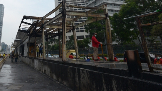 Bersih-Bersih Sisa Kericuhan Demo di Halte Transjakarta Tosari