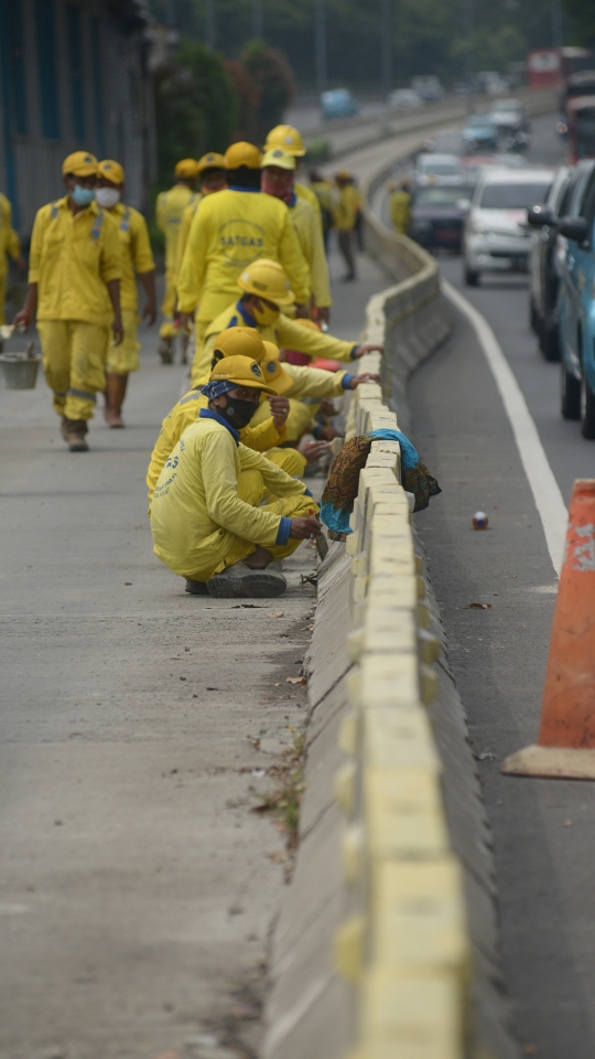 Bersih-Bersih Sisa Kericuhan Demo di Halte Transjakarta Tosari