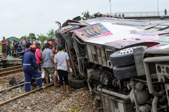 Tabrakan Maut Bus dan Truk di Thailand, 20 Orang Tewas