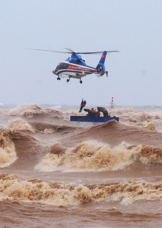 Momen Mendebarkan Evakuasi Pelaut di Tengah Ombak Ganas