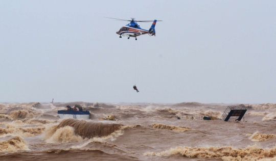 Momen Mendebarkan Evakuasi Pelaut di Tengah Ombak Ganas
