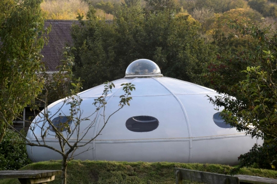 Sensasi Menginap di Dalam 'UFO' di Wales