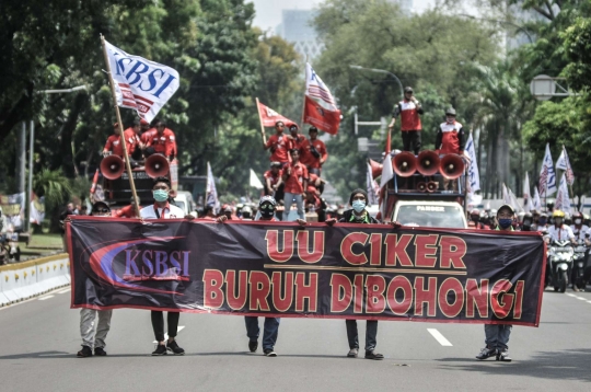 Aksi Konvoi Buruh Tolak UU Cipta Kerja