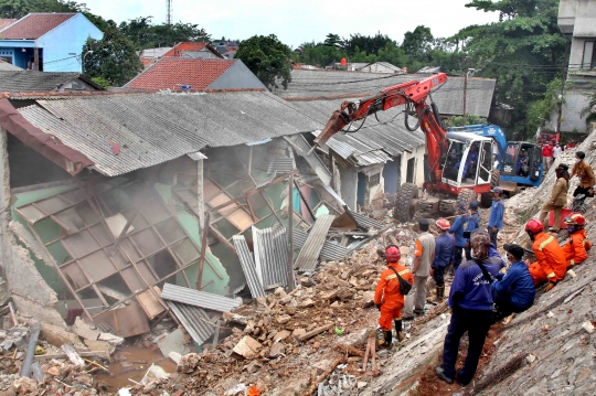 Alat Berat Bersihkan Puing Pasca Longsor di Ciganjur