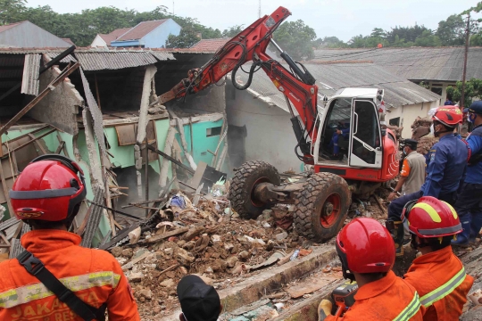 Alat Berat Bersihkan Puing Pasca Longsor di Ciganjur