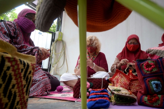 Kreativitas Ibu-Ibu di Pamulang Sulap Wol Jadi Karya Kerajinan Bernilai