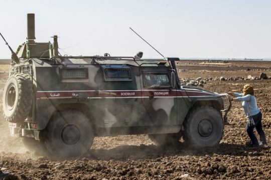 Konvoi Militer Rusia Dilempari Batu oleh Warga Suriah