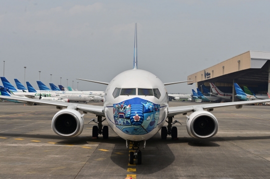 Wajah Pesawat Garuda Indonesia dengan Masker Bermotif Barong