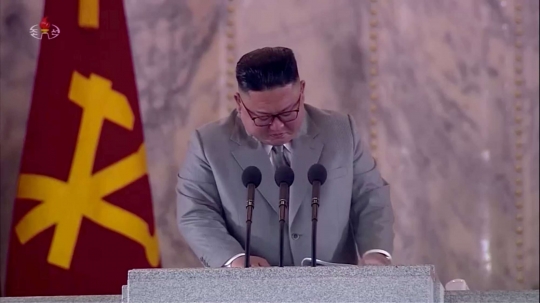 Momen Kim Jong-un Berkaca-kaca Saat Pidato di Parade Militer