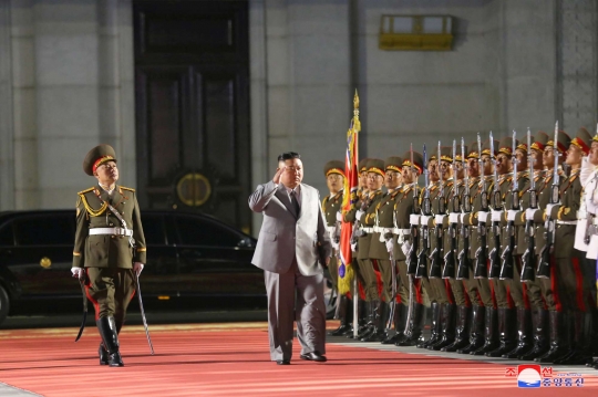 Momen Kim Jong-un Berkaca-kaca Saat Pidato di Parade Militer
