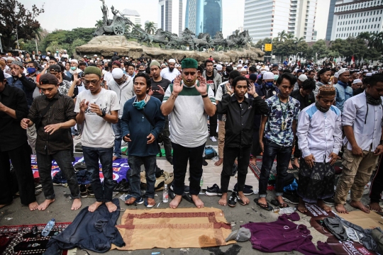 Gelar Solat Ashar Berjemaah di Tengah Unjuk Rasa