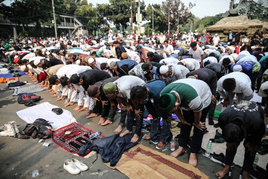 Gelar Solat Ashar Berjemaah di Tengah Unjuk Rasa