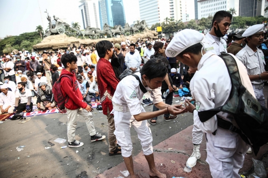 Gelar Solat Ashar Berjemaah di Tengah Unjuk Rasa