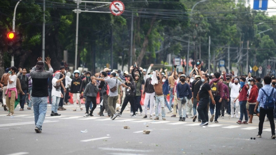 Bentrokan Massa Aksi Tolak Omnibus Law dan Polisi Kembali Pecah