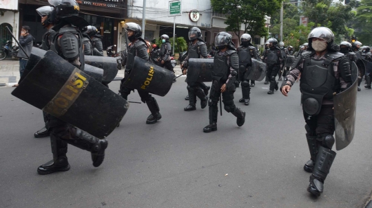 Bentrokan Massa Aksi Tolak Omnibus Law dan Polisi Kembali Pecah