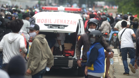 Bentrokan Massa Aksi Tolak Omnibus Law dan Polisi Kembali Pecah