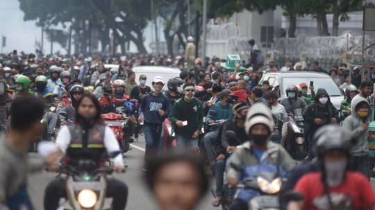 Bentrokan Massa Aksi Tolak Omnibus Law dan Polisi Kembali Pecah