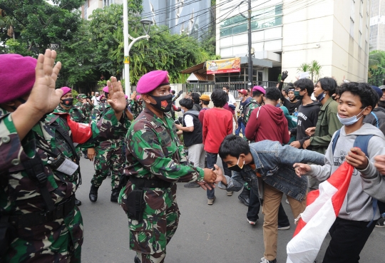 Aksi Marinir TNI AL Tenangkan Massa di Tengah Demo UU Cipta Kerja