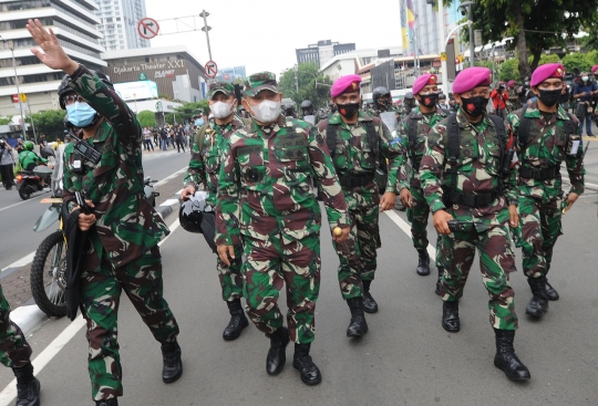 Aksi Marinir TNI AL Tenangkan Massa di Tengah Demo UU Cipta Kerja