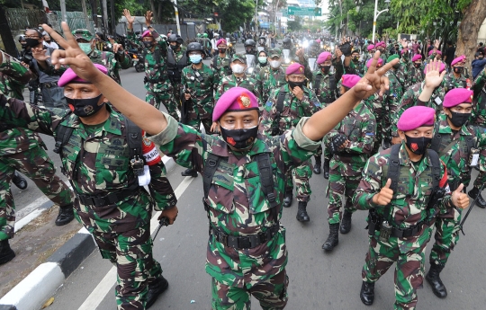 Aksi Marinir TNI AL Tenangkan Massa di Tengah Demo UU Cipta Kerja