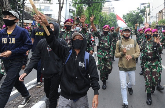 Aksi Marinir TNI AL Tenangkan Massa di Tengah Demo UU Cipta Kerja