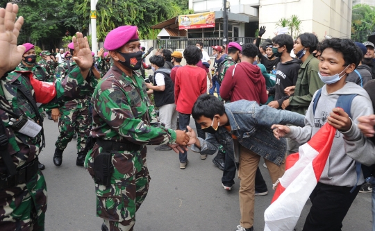 Aksi Marinir TNI AL Tenangkan Massa di Tengah Demo UU Cipta Kerja