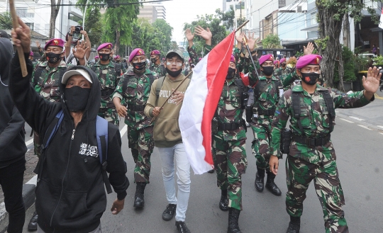 Aksi Marinir TNI AL Tenangkan Massa di Tengah Demo UU Cipta Kerja