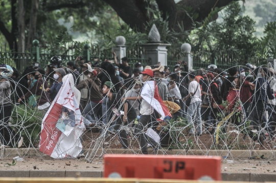 Amukan Massa Jebol Kawat Berduri