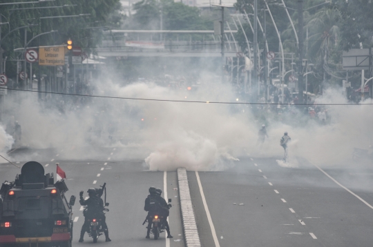 Aksi Pasukan Brimob Amankan Bentrokan Massa