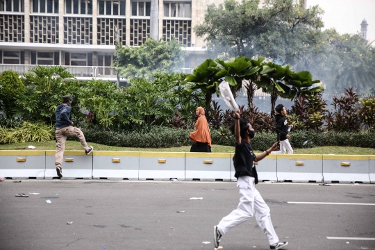 Seorang Wanita Terjebak di Tengah Bentrokan Massa dan Polisi