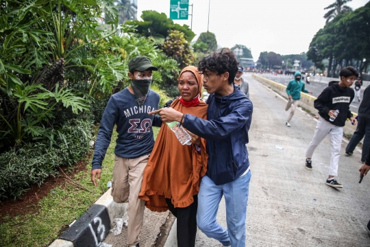 Seorang Wanita Terjebak di Tengah Bentrokan Massa dan Polisi