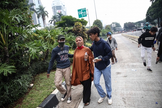 Seorang Wanita Terjebak di Tengah Bentrokan Massa dan Polisi