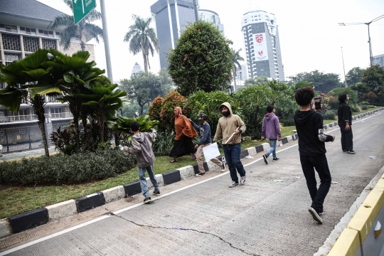 Seorang Wanita Terjebak di Tengah Bentrokan Massa dan Polisi