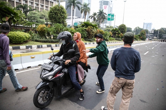 Seorang Wanita Terjebak di Tengah Bentrokan Massa dan Polisi