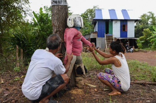 Cara Unik Warga Kamboja Tangkal Corona dengan Orang-orangan Sawah