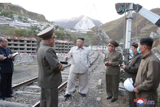Gaya Kim Jong-un Jalan Kaki Tinjau Daerah Rusak Akibat Topan