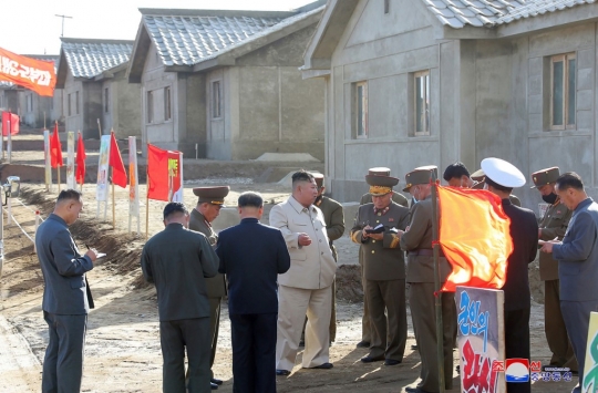 Gaya Kim Jong-un Jalan Kaki Tinjau Daerah Rusak Akibat Topan