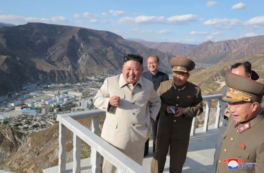 Gaya Kim Jong-un Jalan Kaki Tinjau Daerah Rusak Akibat Topan