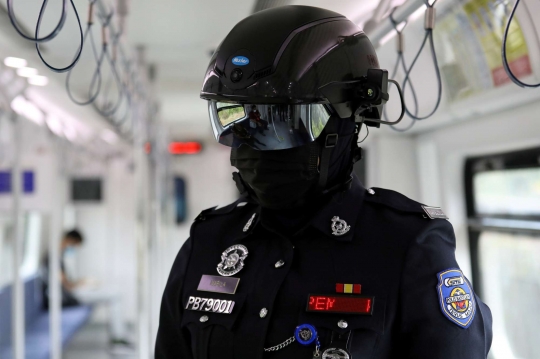 Cegah Corona, Polisi Malaysia Dibekali Helm Pintar