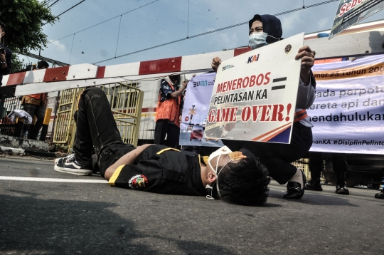 Aksi Teatrikal Keselamatan Pengendara di Perlintasan Kereta Api