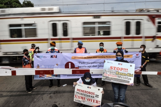 Aksi Teatrikal Keselamatan Pengendara di Perlintasan Kereta Api
