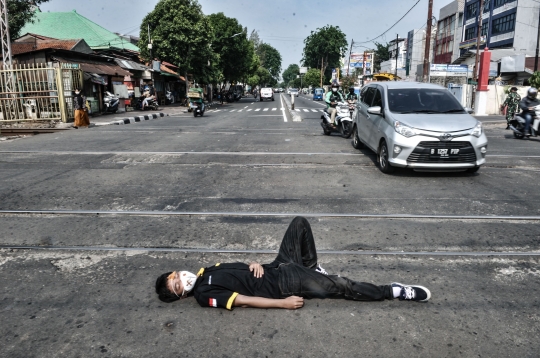 Aksi Teatrikal Keselamatan Pengendara di Perlintasan Kereta Api