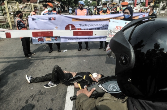 Aksi Teatrikal Keselamatan Pengendara di Perlintasan Kereta Api