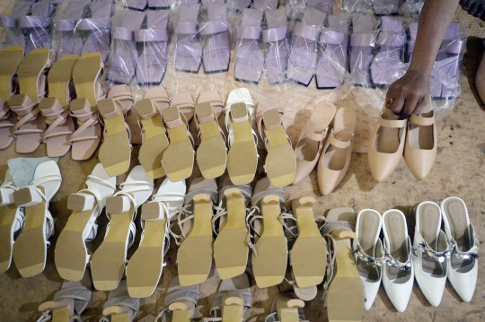 Menengok Proses Pembuatan Sepatu Wanita