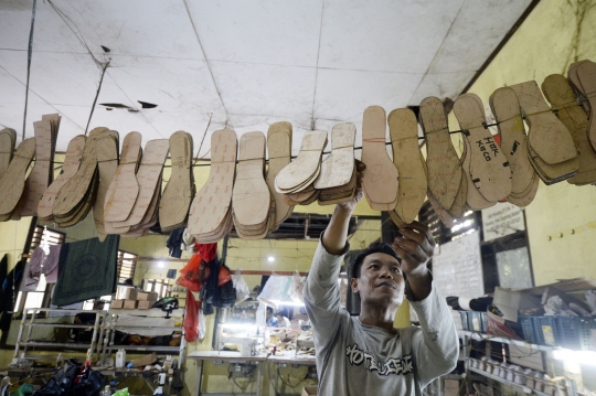 Menengok Proses Pembuatan Sepatu Wanita