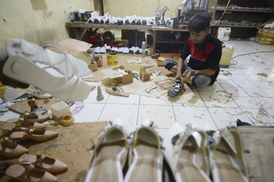 Menengok Proses Pembuatan Sepatu Wanita