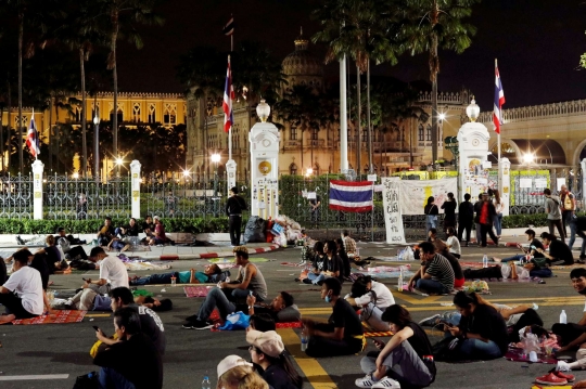 Massa Thailand Bermalam di Jalan Saat Gelar Aksi Protes Pemerintah