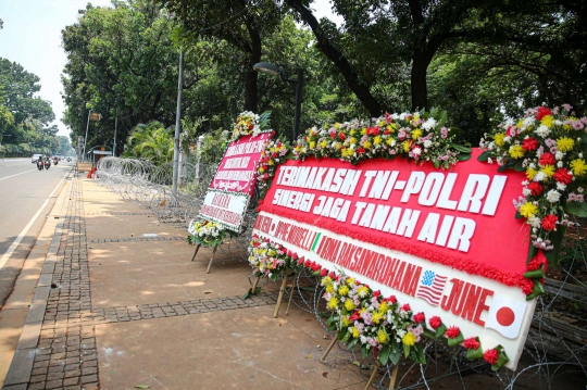 Karangan Bunga Dukungan Untuk TNI-Polri Hiasi Kawasan Patung Kuda