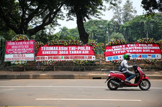 Karangan Bunga Dukungan Untuk TNI-Polri Hiasi Kawasan Patung Kuda