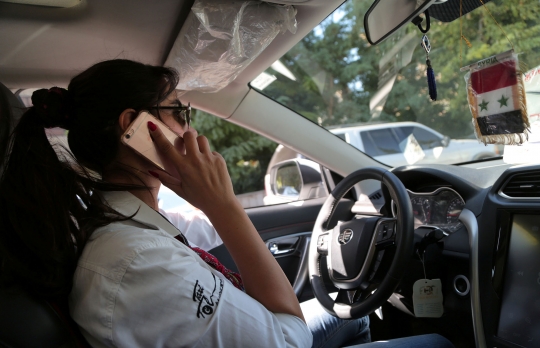 Kisah Sopir Taksi Perempuan di Suriah Melawan Stigma